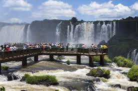 imagem mostrando a plataforma de observação e as magnifica s queda d'agua de foz do iguaçu