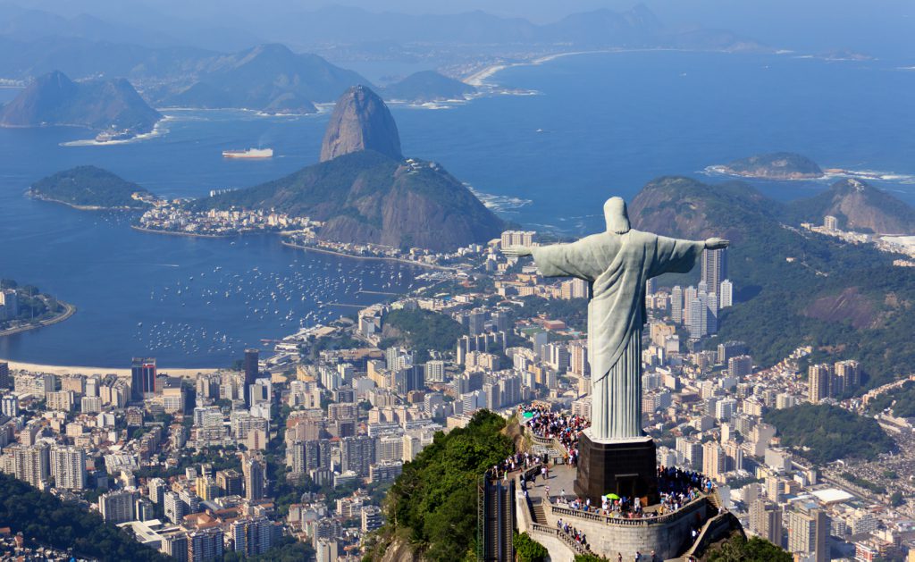 imagem por de tras do cristo redentor mostrando a maravilhosa vista que o cristo tem da cidade do rio de janeiro